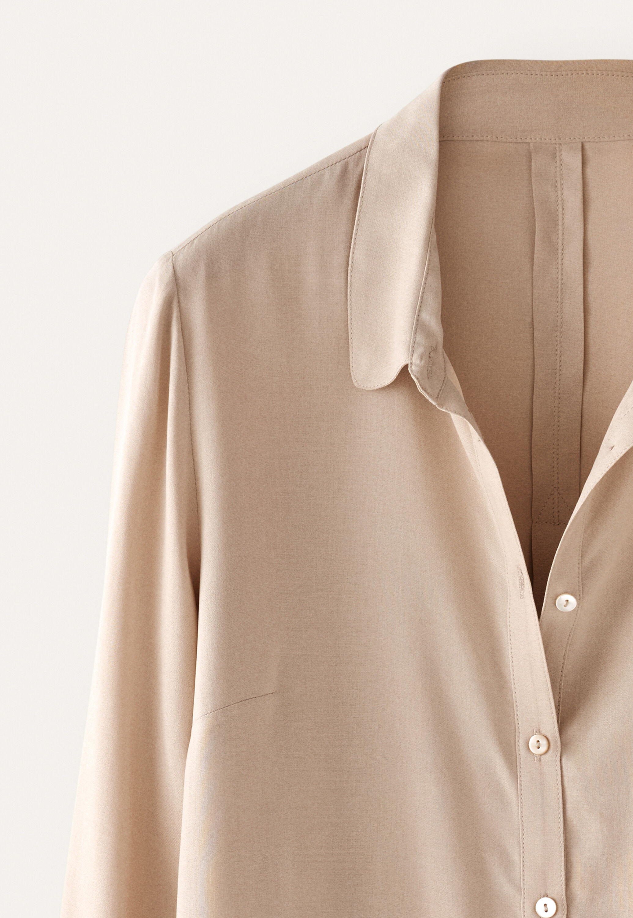 Rounded collar blouse