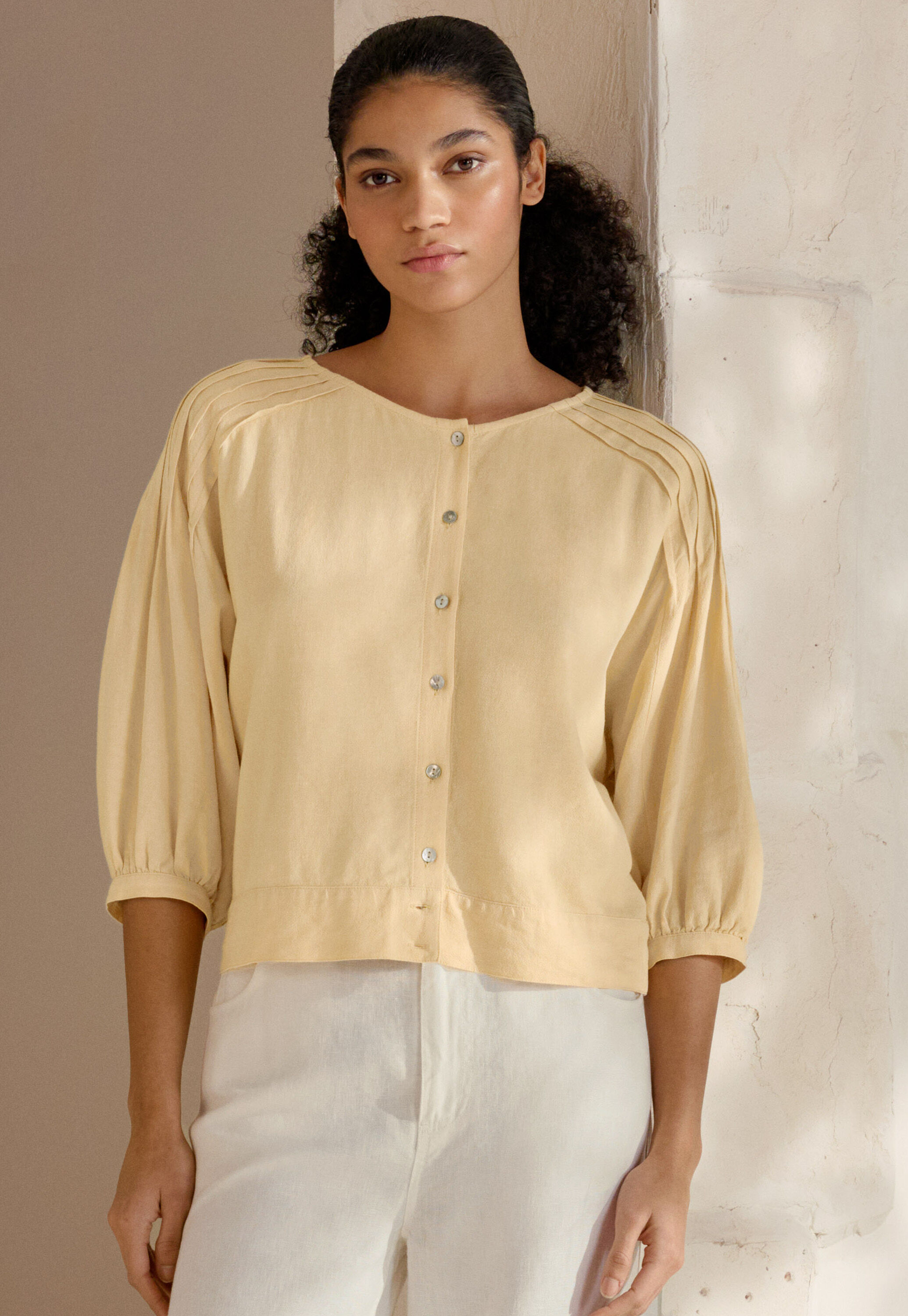 Curved-sleeve blouse