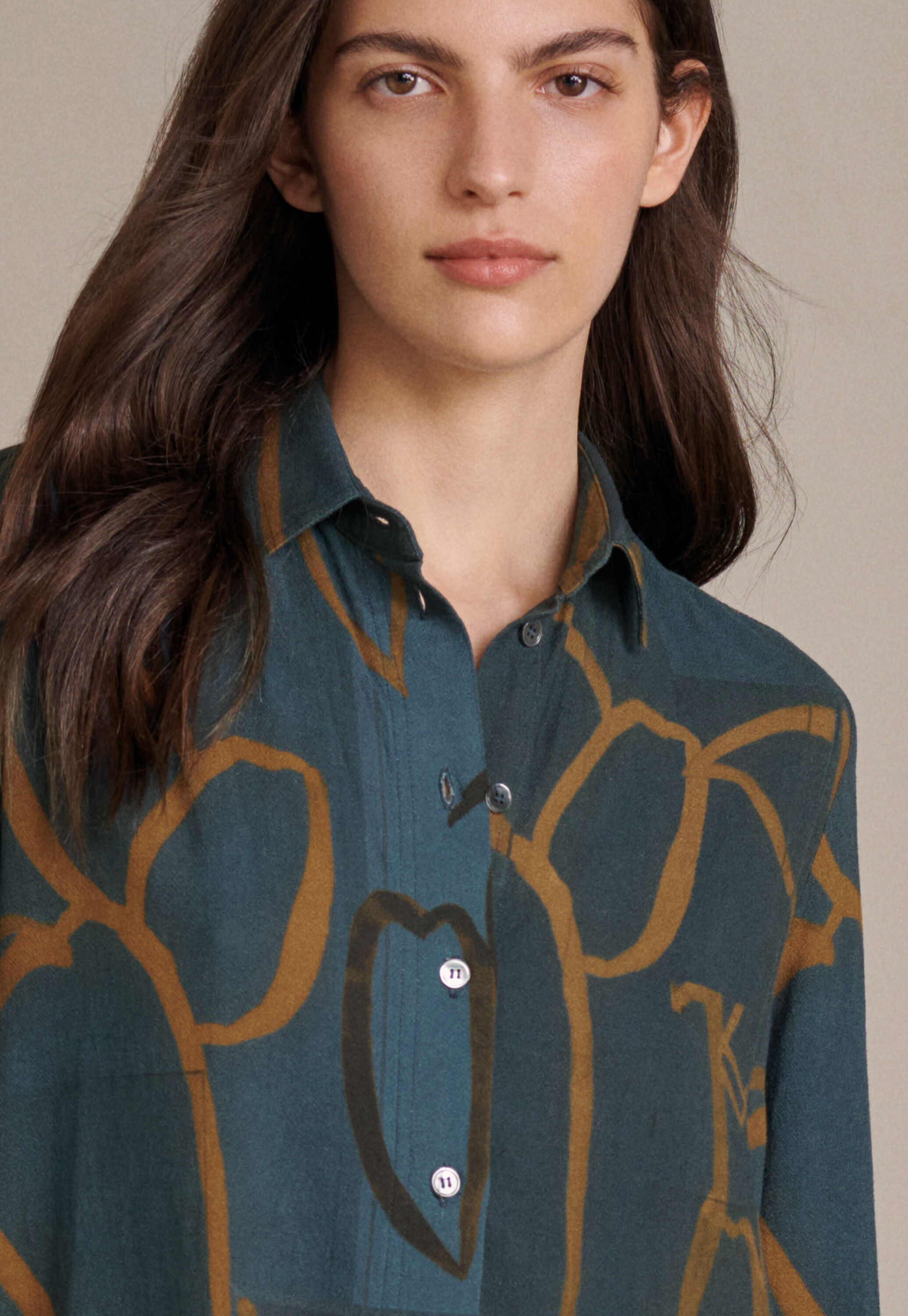 Curved-sleeve blouse
