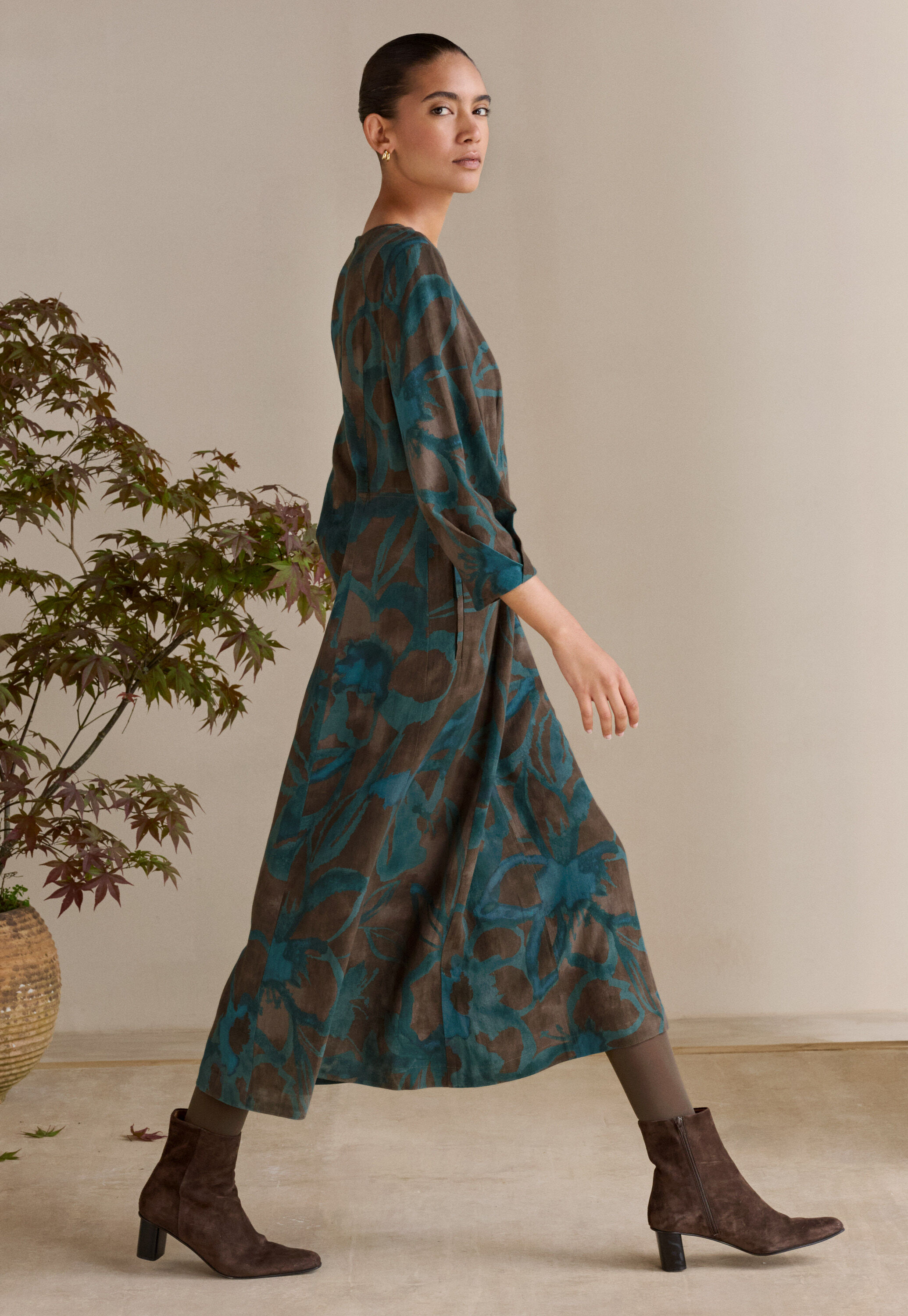 Curved-sleeve blouse