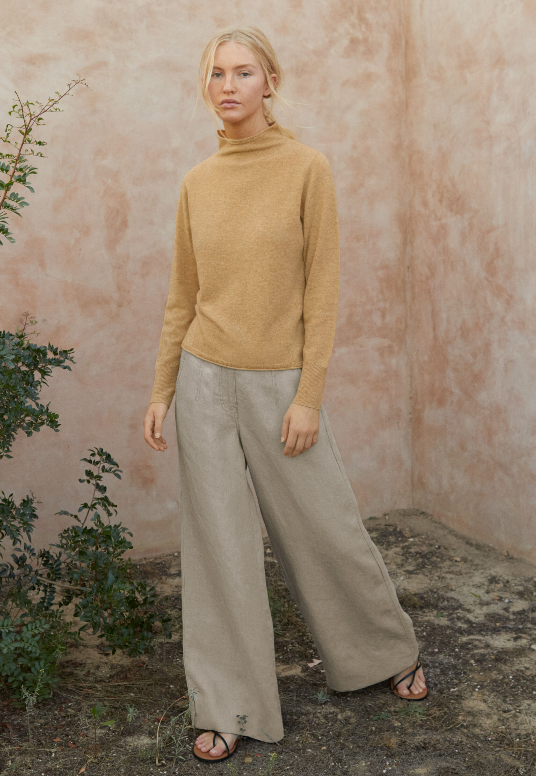 Wide-leg trousers