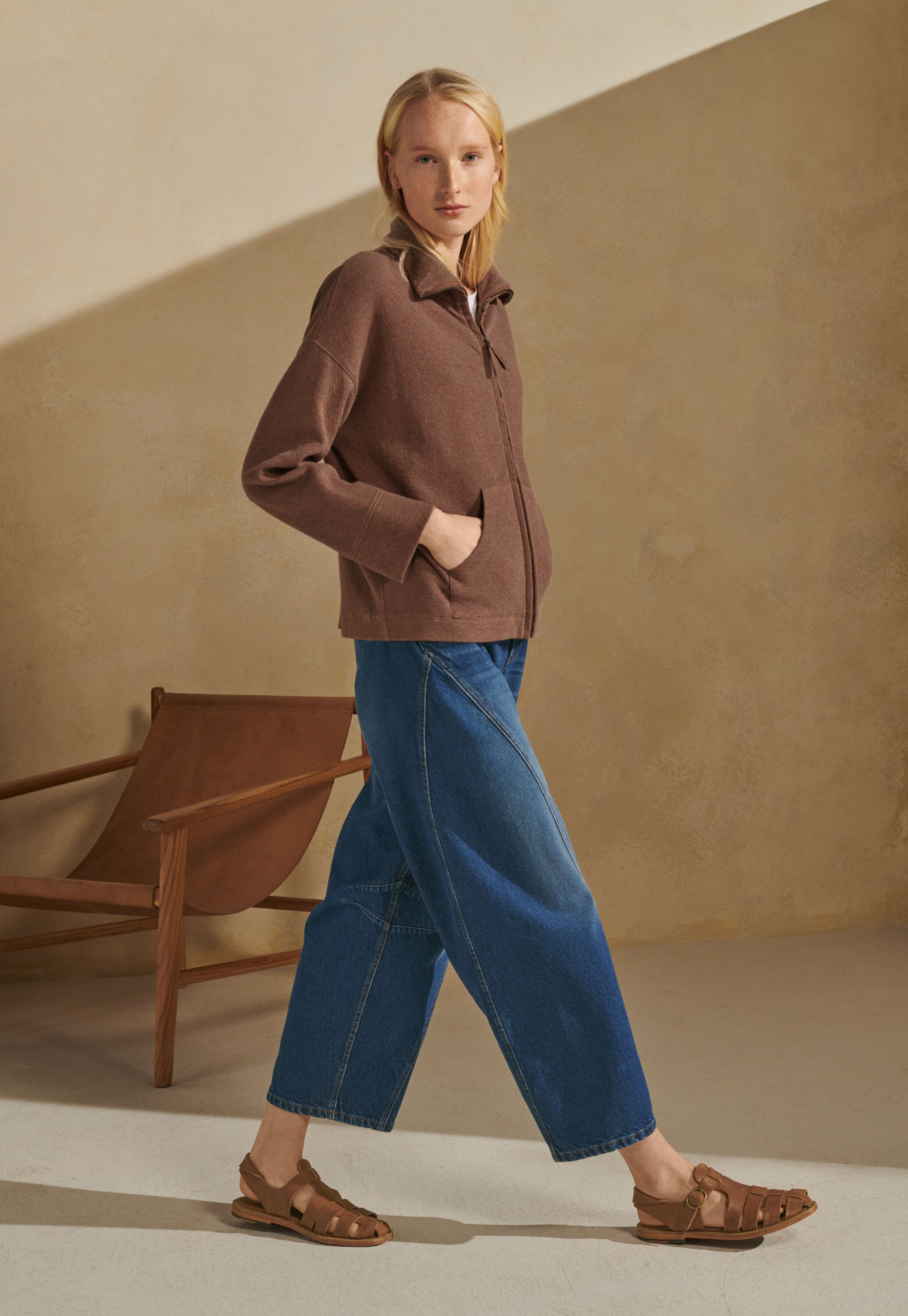 Curve-seam denim jeans