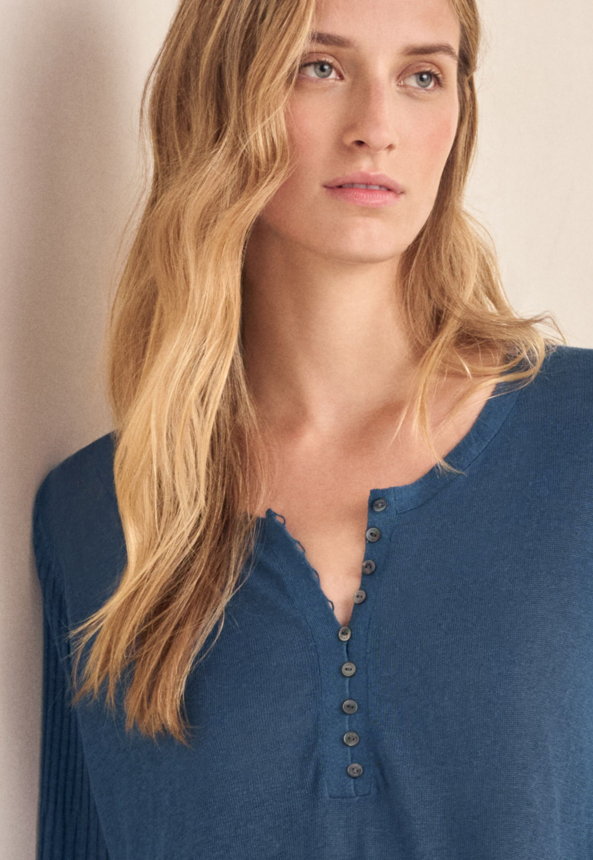Ribbed-sleeve sweater