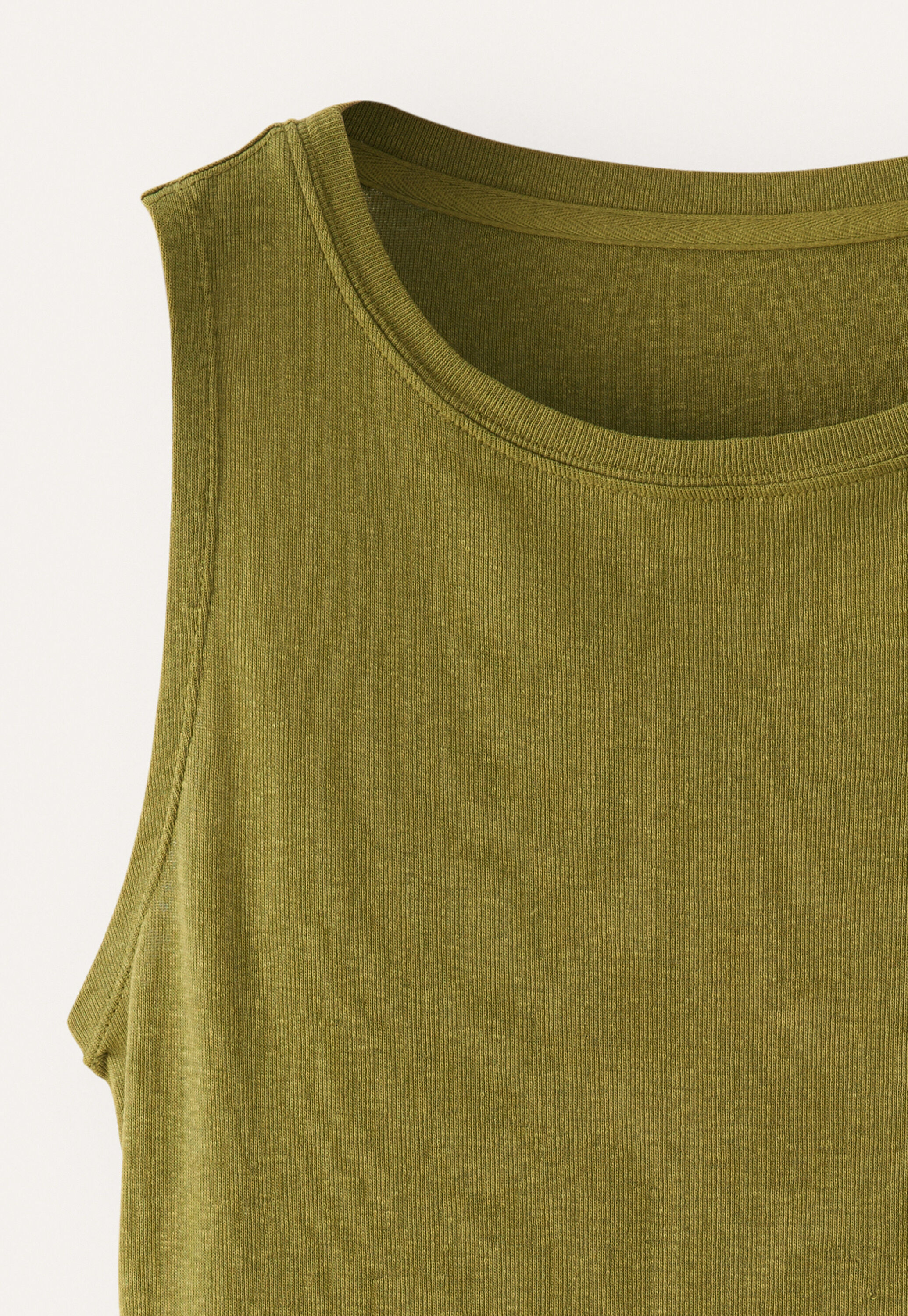 High-neck vest