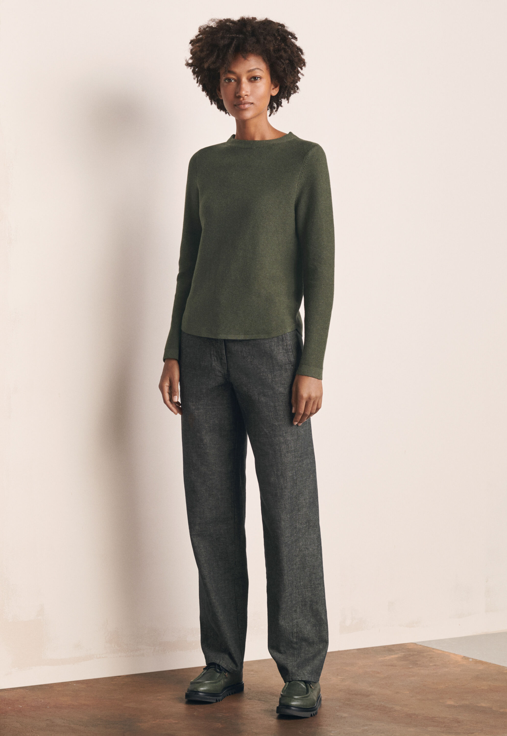 Curved-seam trousers