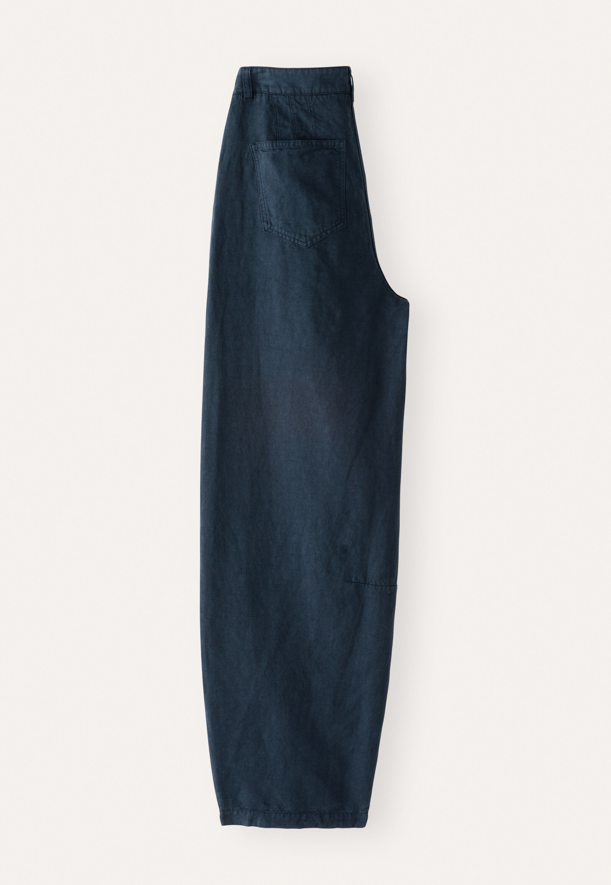 Curved seam jeans