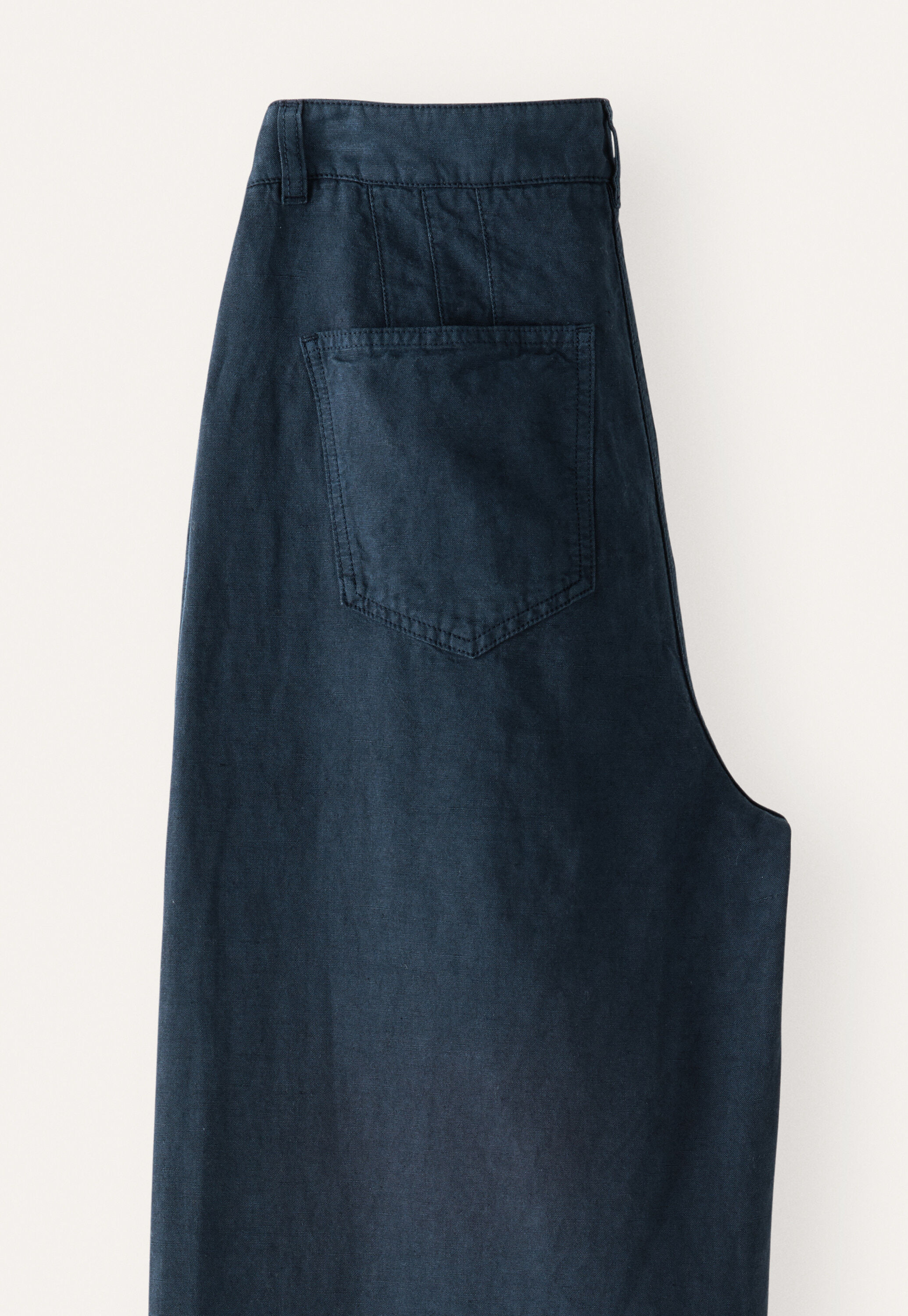 Curved seam jeans