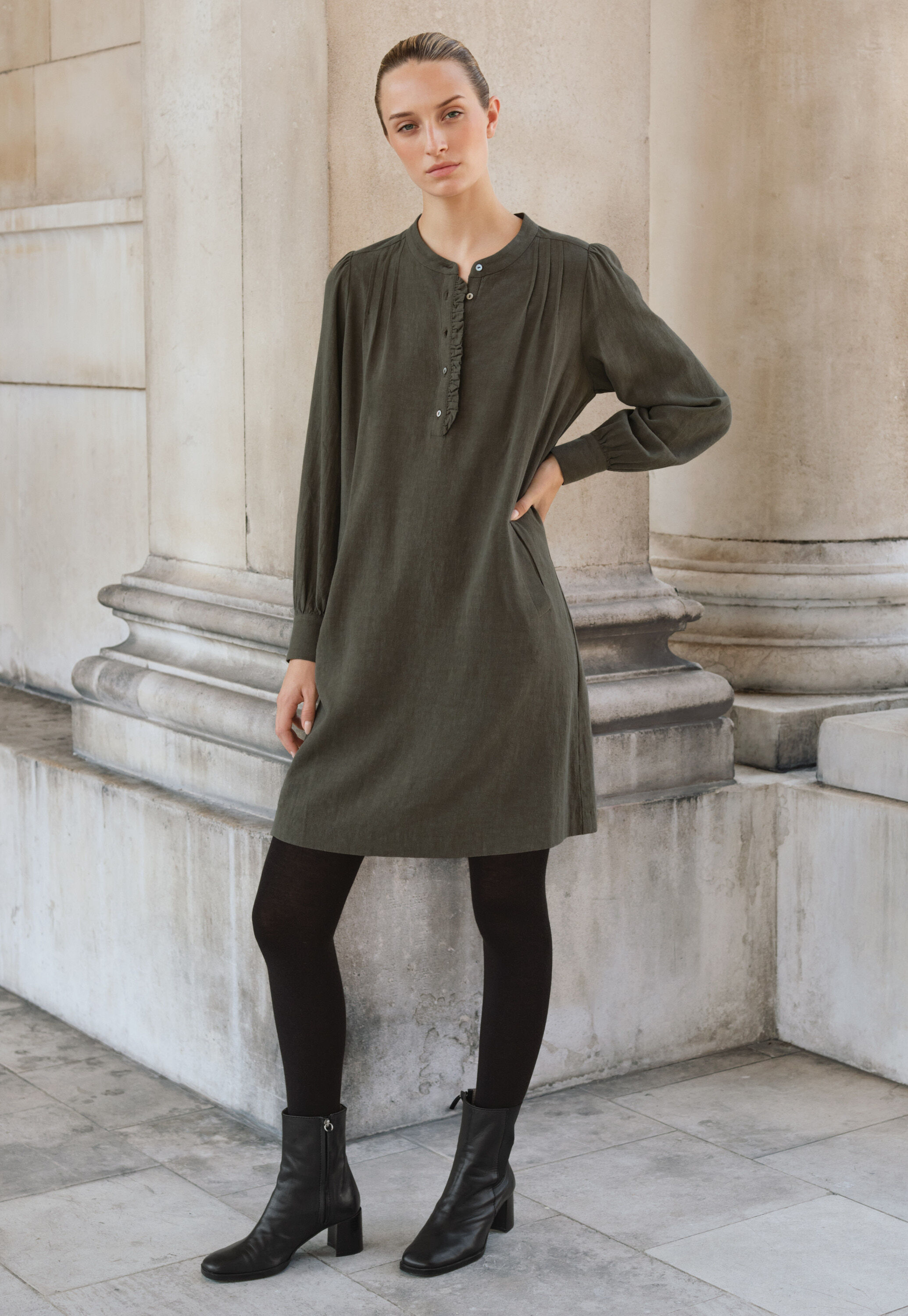 Semi-opaque tights