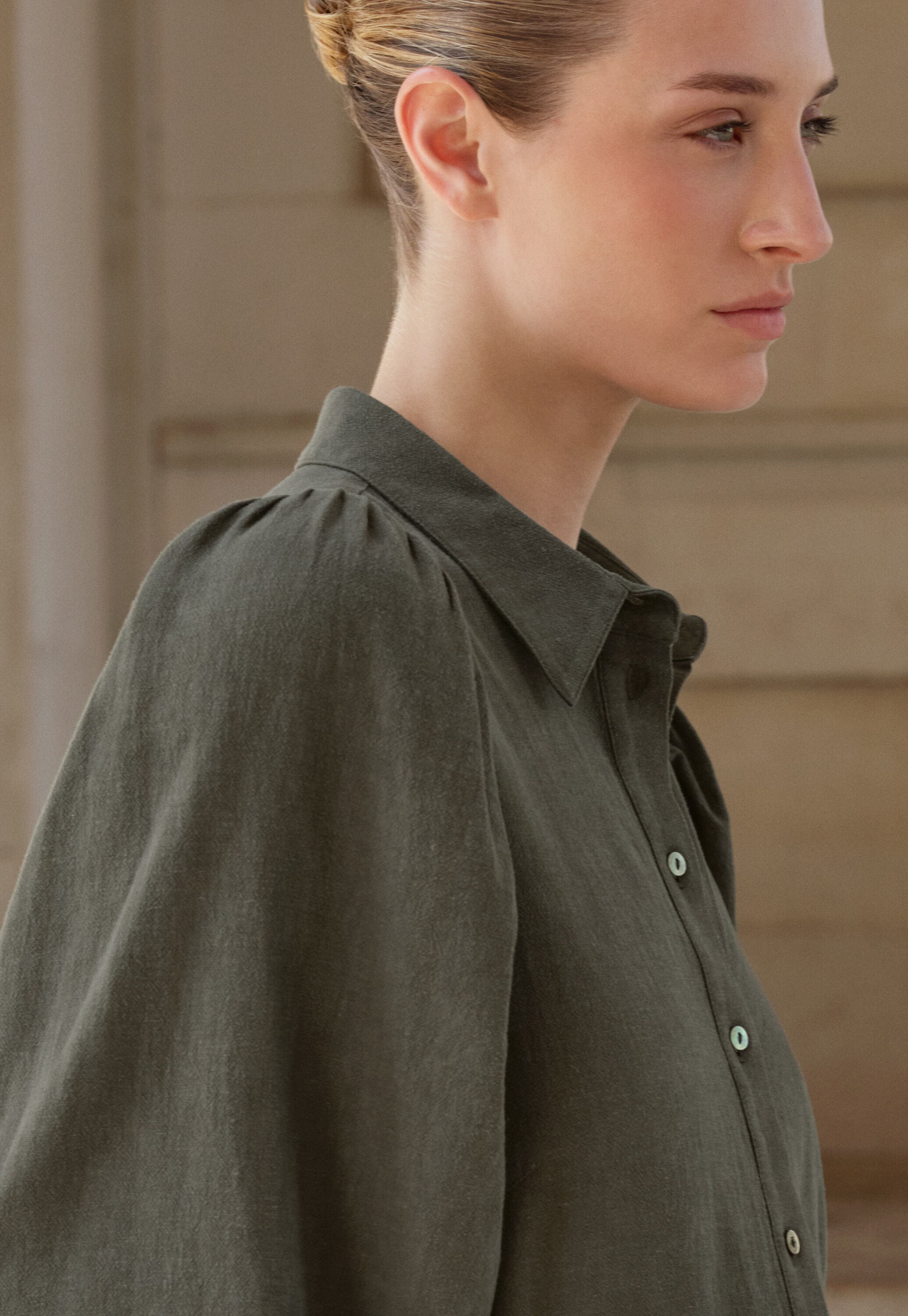 Gathered sleeve shirt