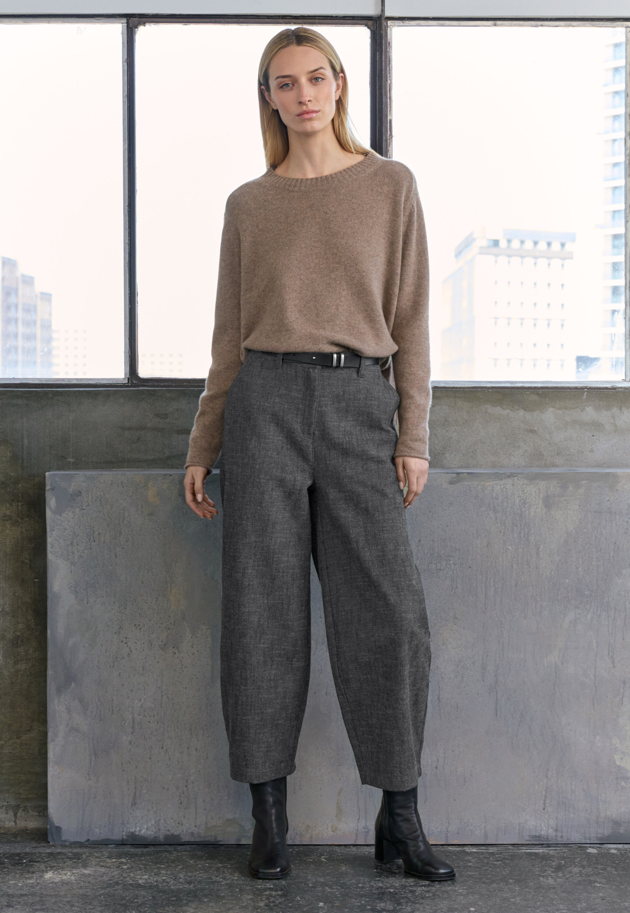 Barrel-leg trousers