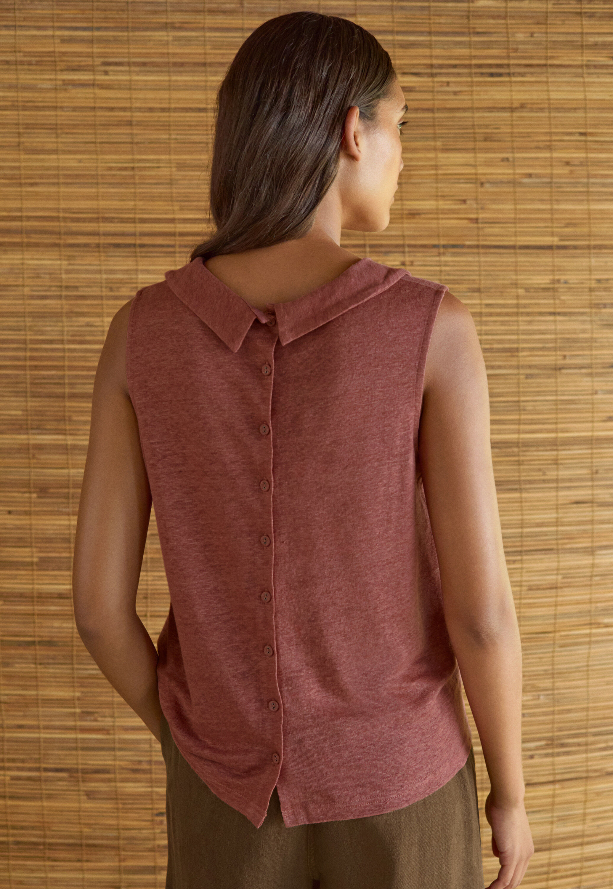 Folded-collar sleeveless top