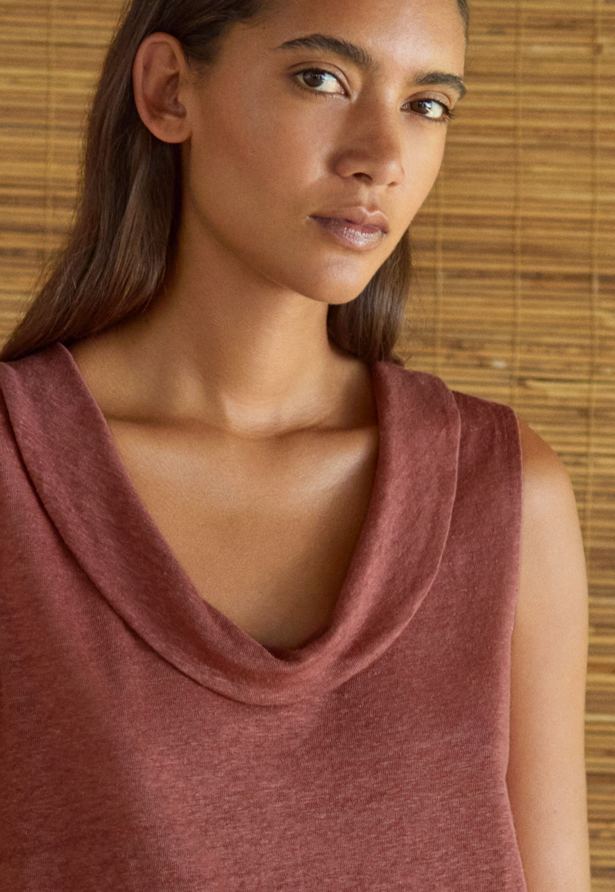 Folded-collar sleeveless top