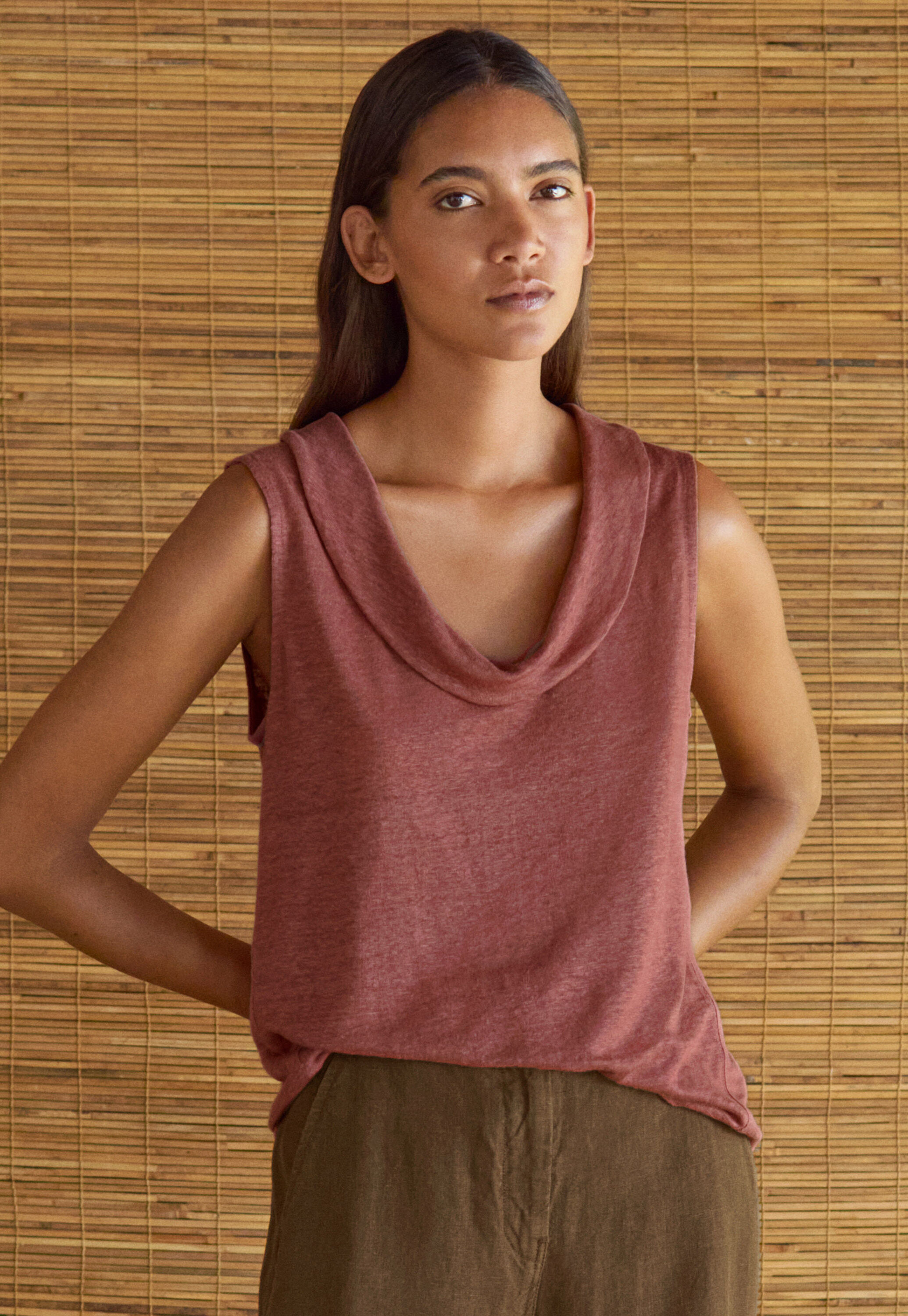Folded-collar sleeveless top