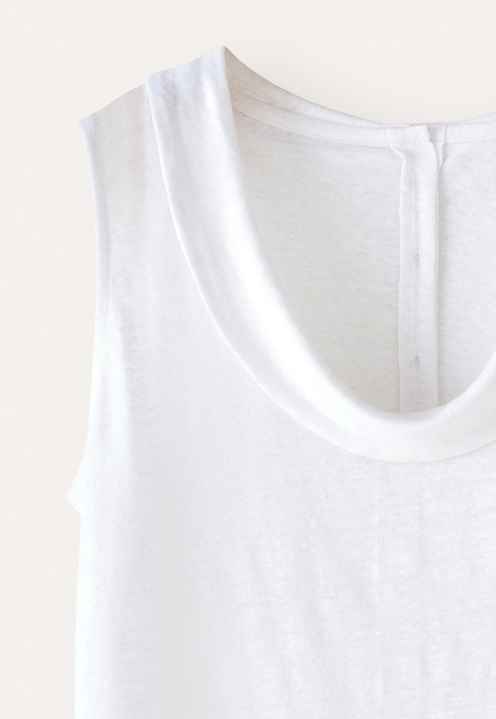 Folded-collar sleeveless top